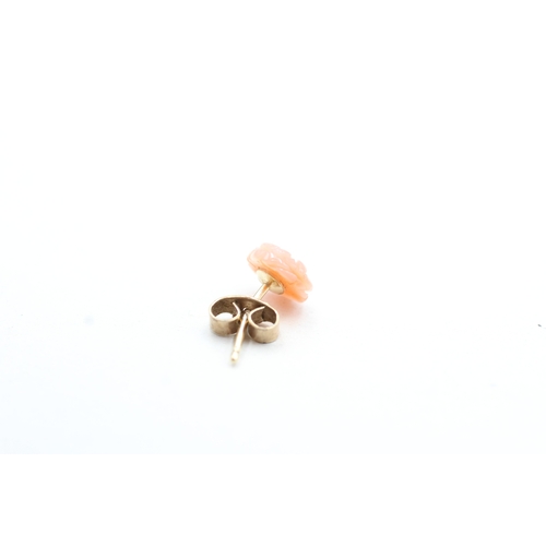 78 - 14ct gold carved coral stud earrings (0.6g)