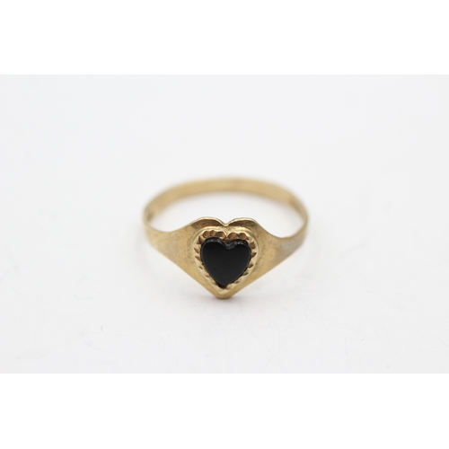 82 - 9ct gold onyx heart sing (1.3g) Size N