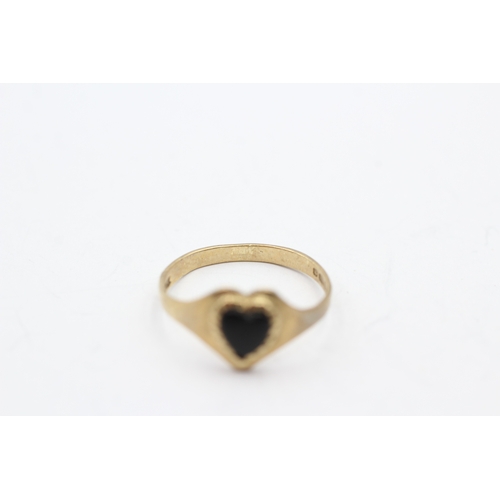 82 - 9ct gold onyx heart sing (1.3g) Size N