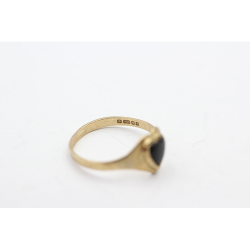 82 - 9ct gold onyx heart sing (1.3g) Size N