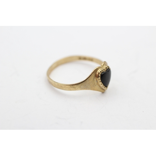 82 - 9ct gold onyx heart sing (1.3g) Size N