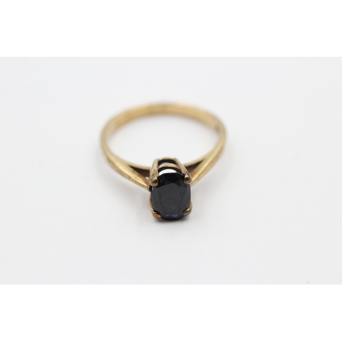 85 - 9ct gold sapphire single stone ring (2.6g) Size P