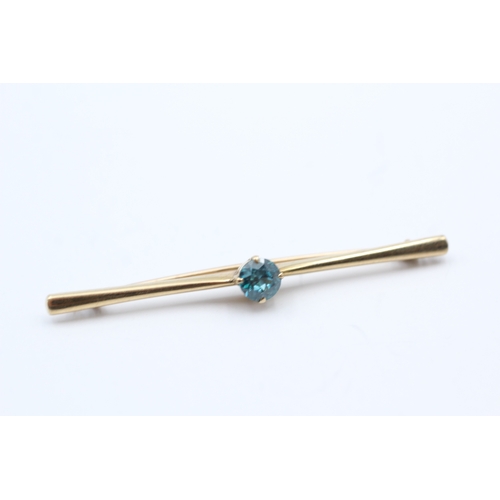 9 - 9ct gold blue zircon bar brooch (3.6g)