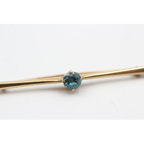 9 - 9ct gold blue zircon bar brooch (3.6g)