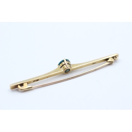 9 - 9ct gold blue zircon bar brooch (3.6g)