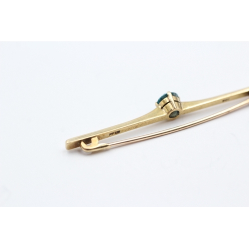 9 - 9ct gold blue zircon bar brooch (3.6g)