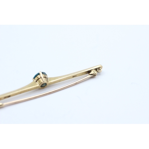 9 - 9ct gold blue zircon bar brooch (3.6g)