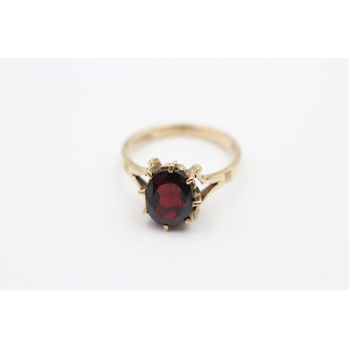 91 - 9ct gold garnet single stone ring (3g) Size N