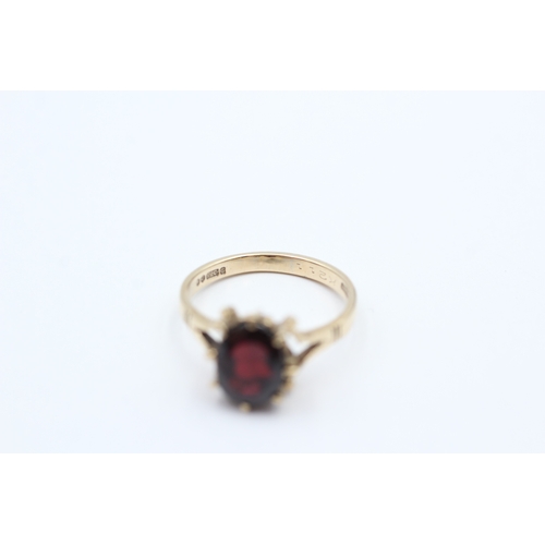 91 - 9ct gold garnet single stone ring (3g) Size N