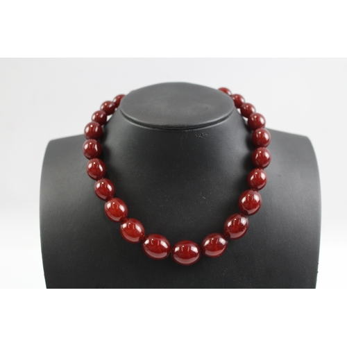 251 - Graduated Cherry Bakelite Necklace w/ Internal Streaking 39g