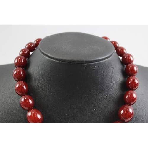 251 - Graduated Cherry Bakelite Necklace w/ Internal Streaking 39g