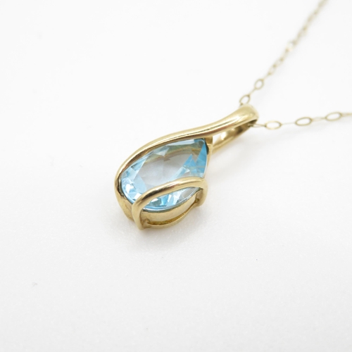 195 - 9ct gold blue topaz pendant necklace (1.6g)