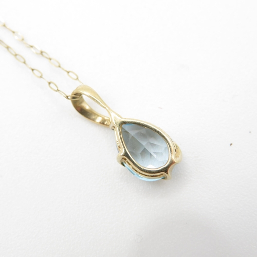 195 - 9ct gold blue topaz pendant necklace (1.6g)