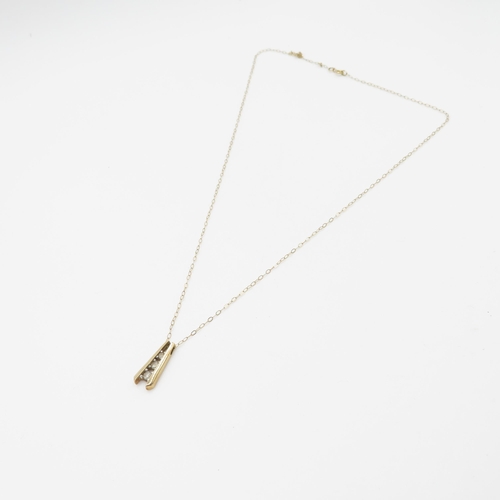 201 - 9ct gold and diamond pendant necklace (1.6g)