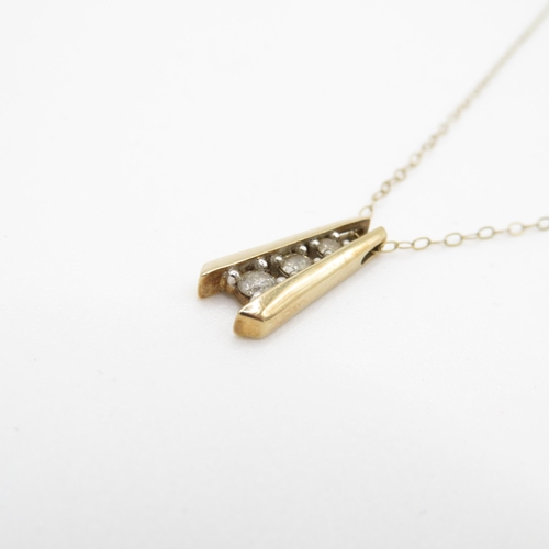 201 - 9ct gold and diamond pendant necklace (1.6g)