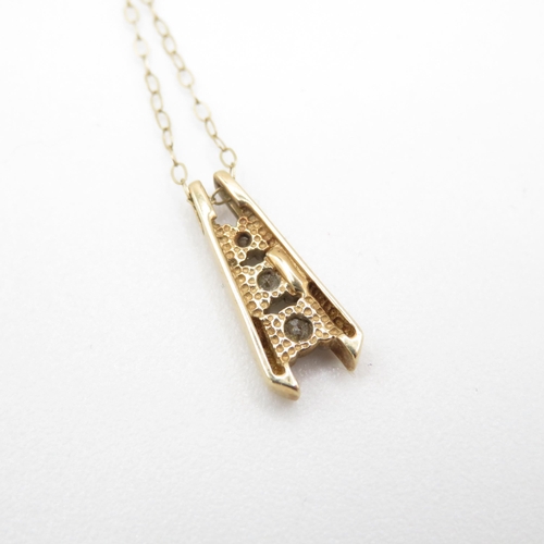 201 - 9ct gold and diamond pendant necklace (1.6g)