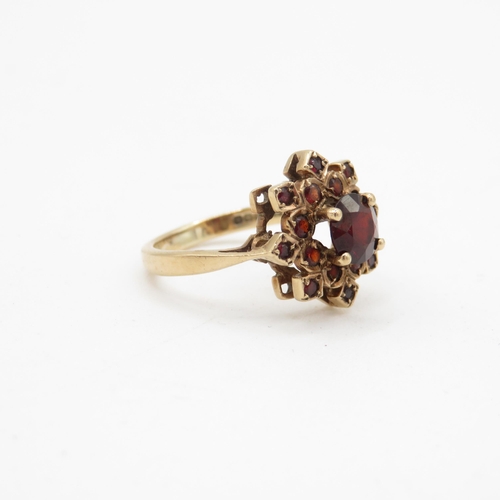 226 - 9ct gold garnet cluster ring (3g) Size K