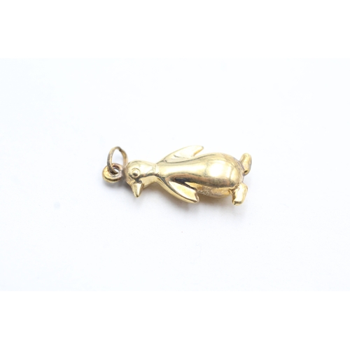 102 - 9ct gold penguin charm (0.8g)