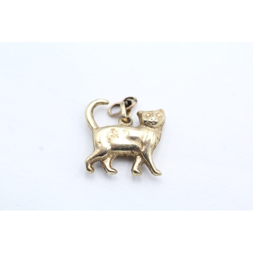 103 - 9ct gold walking cat charm (0.6g)