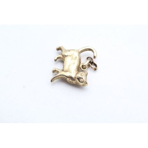 103 - 9ct gold walking cat charm (0.6g)