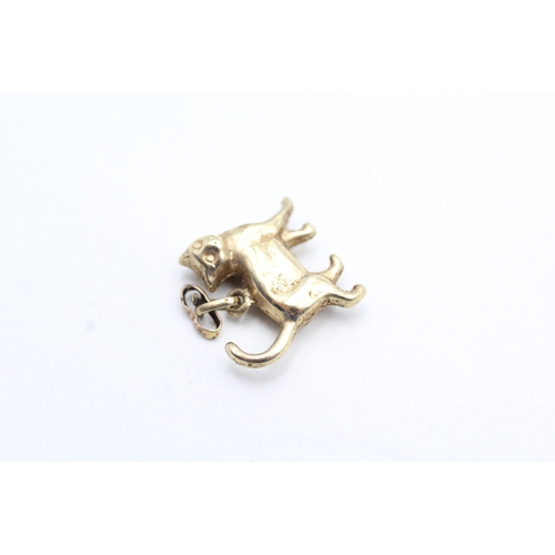 103 - 9ct gold walking cat charm (0.6g)