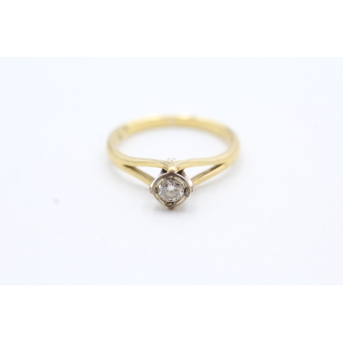 104 - 18ct gold diamond single stone ring (2.5g) Size M