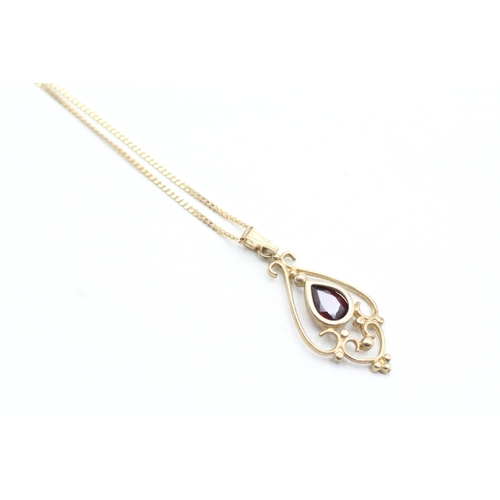 110 - 9ct gold vintage style pear cut garnet pendant necklace (2.5g)