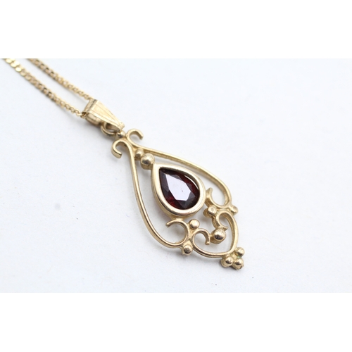 110 - 9ct gold vintage style pear cut garnet pendant necklace (2.5g)