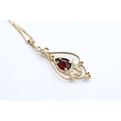 110 - 9ct gold vintage style pear cut garnet pendant necklace (2.5g)