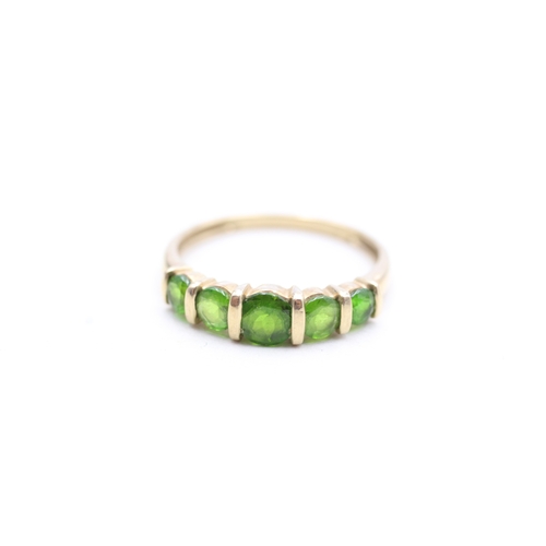 113 - 9ct gold diopside row ring (1.9g) Size Q