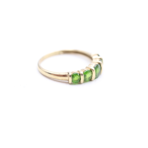 113 - 9ct gold diopside row ring (1.9g) Size Q