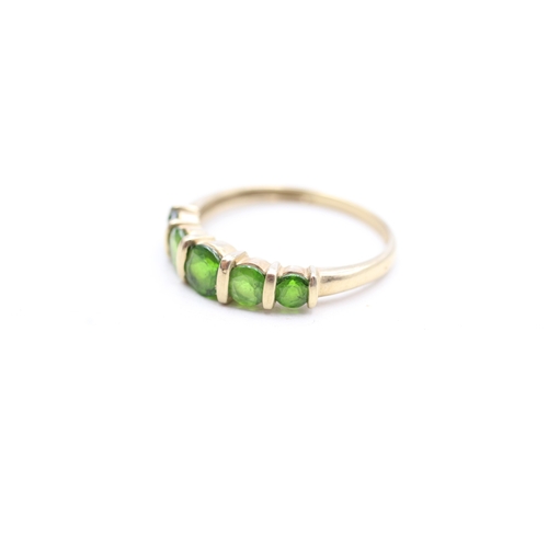 113 - 9ct gold diopside row ring (1.9g) Size Q