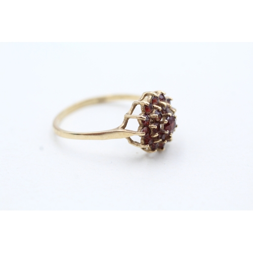 119 - 9ct gold garnet double halo ring (2.1g) Size S