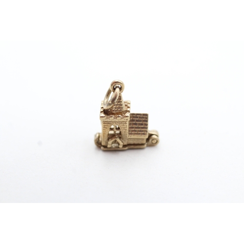 121 - 9ct gold vintage opening church wedding charm (2.7g)