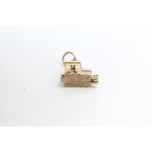 121 - 9ct gold vintage opening church wedding charm (2.7g)