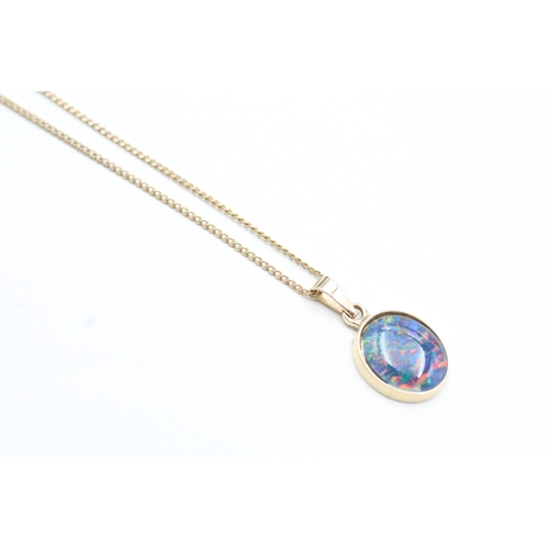 126 - 9ct gold opal triplet pendant necklace (2.5g)