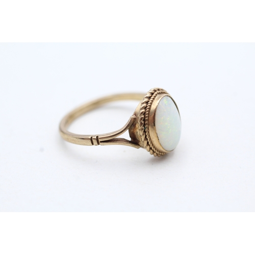 127 - 9ct gold opal single stone ring (2.4g) Size N