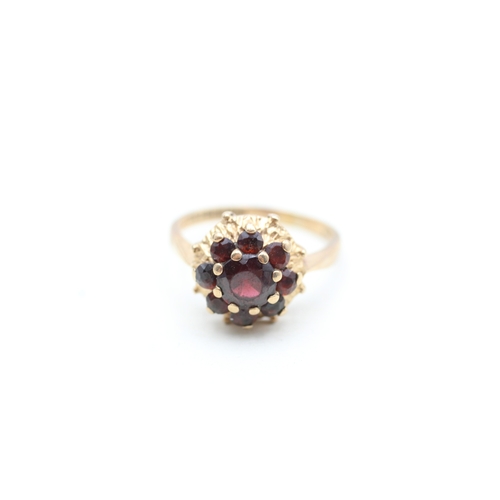 139 - 9ct gold garnet set floral cluster ring (2.7g) Size K