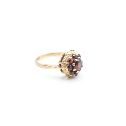 139 - 9ct gold garnet set floral cluster ring (2.7g) Size K