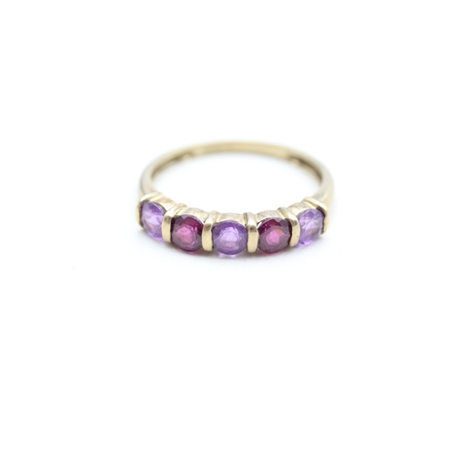 140 - 9ct gold amethyst and garnet set five stone eternity ring (2.1g) Size T