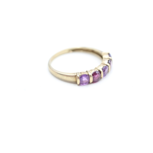 140 - 9ct gold amethyst and garnet set five stone eternity ring (2.1g) Size T