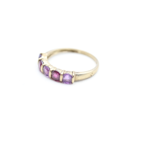 140 - 9ct gold amethyst and garnet set five stone eternity ring (2.1g) Size T