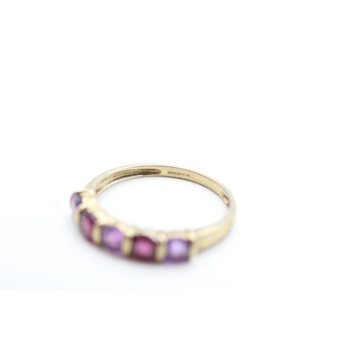 140 - 9ct gold amethyst and garnet set five stone eternity ring (2.1g) Size T