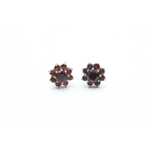 144 - 9ct gold garnet stud earrings (2g)