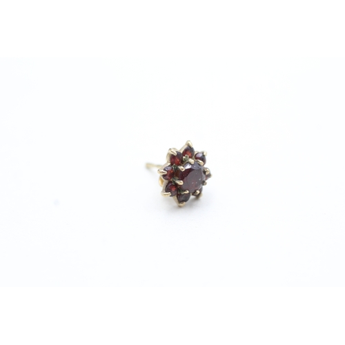 144 - 9ct gold garnet stud earrings (2g)