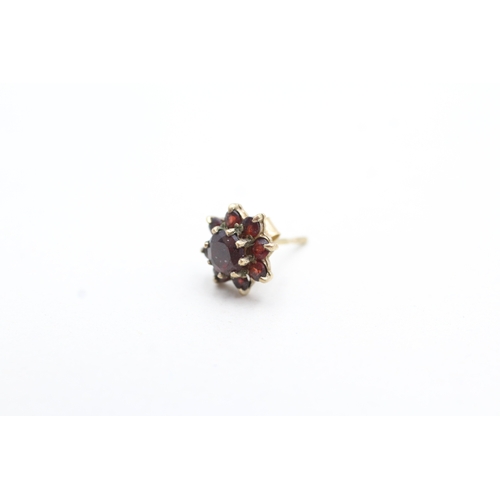 144 - 9ct gold garnet stud earrings (2g)