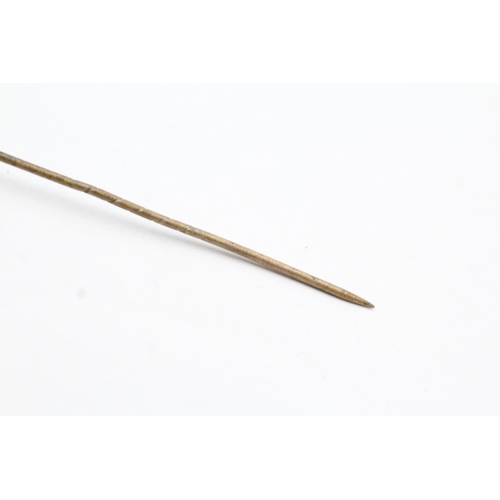 146 - 9ct gold amethyst and seed pearl stick pin (1.5g)