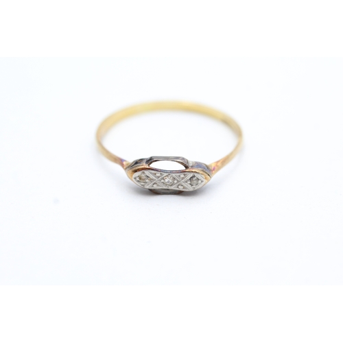 147 - 18ct gold diamond set trilogy ring (1.8g) Size S