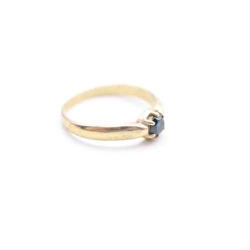 152 - 9ct gold sapphire set solitaire ring (2.8g) Size S