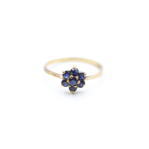 159 - 9ct gold sapphire set floral cluster ring (1.3g) Size N 1/2